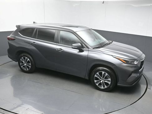 Used 2024 Toyota Highlander XLE FWD image 41