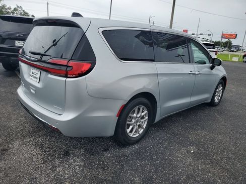 Used 2023 Chrysler Pacifica Touring-L FWD image 4