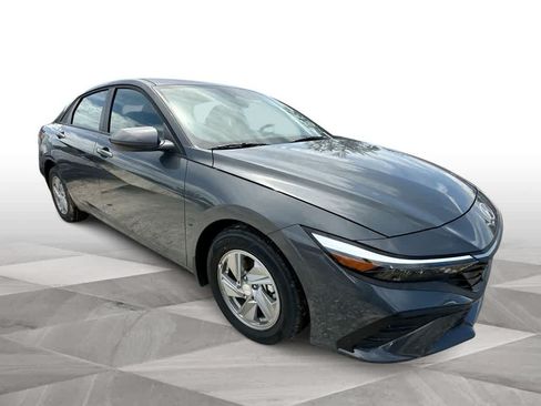 New 2026 Hyundai Elantra SE FWD image 2