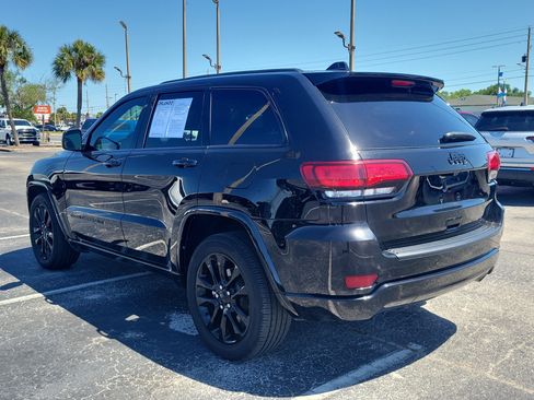 Used 2022 Jeep Grand Cherokee Laredo X image 5