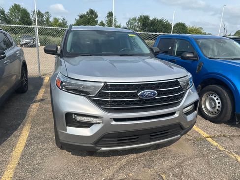 Used 2021 Ford Explorer XLT w/ Equipment Group 202A AWD/4WD image 6