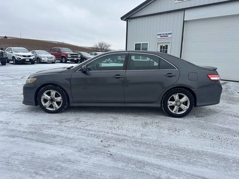Used 2011 Toyota Camry SE image 2