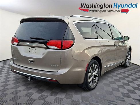 Used 2017 Chrysler Pacifica Limited image 6