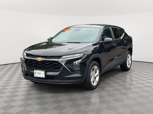Used 2024 Chevrolet Trax LS w/ LS Convenience Package FWD image 3
