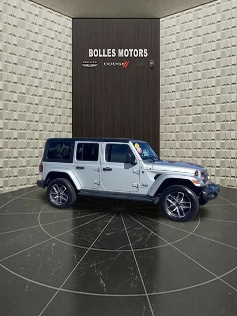 Certified 2024 Jeep Wrangler Unlimited w/ Convenience Group AWD/4WD image 3