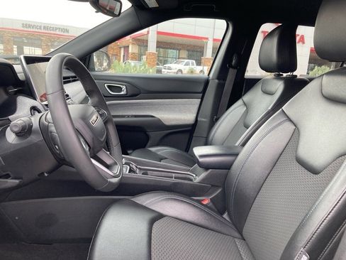 Used 2024 Jeep Compass Latitude image 9