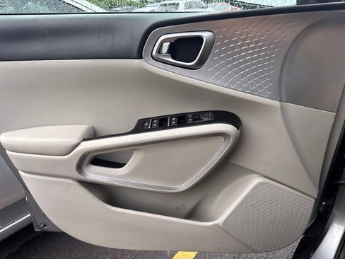 Used 2025 Kia Soul LX w/ LX Technology Package FWD image 9