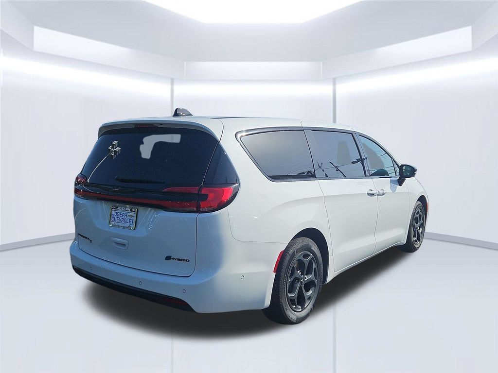 Used 2024 Chrysler Pacifica Limited FWD image 5