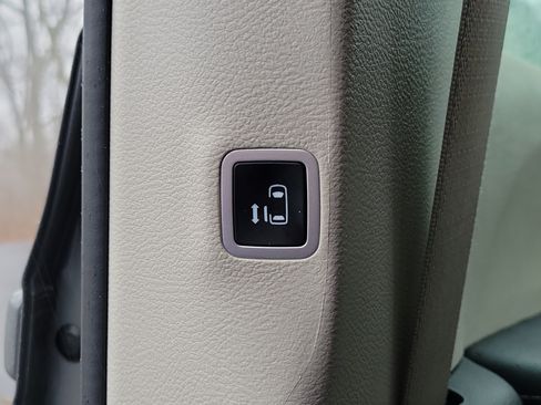 Used 2023 Chrysler Pacifica Touring-L FWD image 14