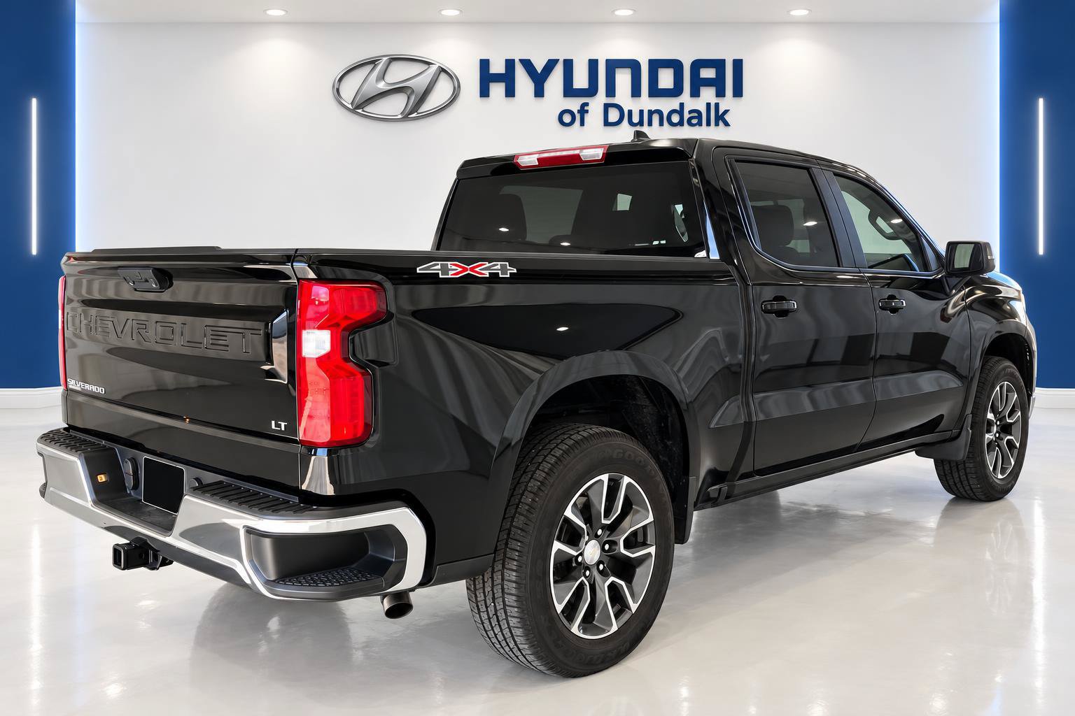 Used 2023 Chevrolet Silverado 1500 LT AWD/4WD image 3