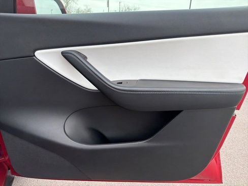 Used 2021 Tesla Model Y Long Range image 11