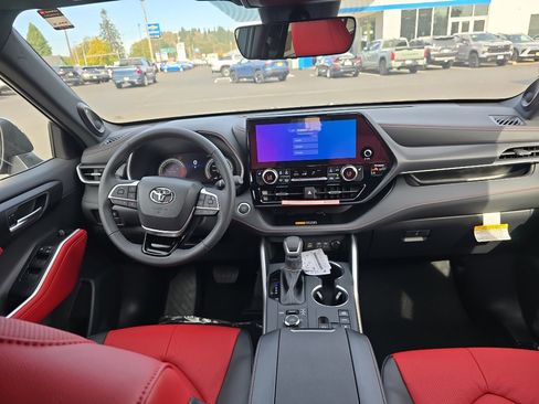 New 2025 Toyota Highlander XSE image 23