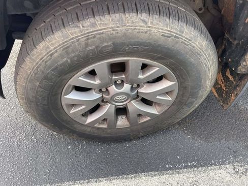Used 2018 Toyota Tacoma SR5 RWD image 8