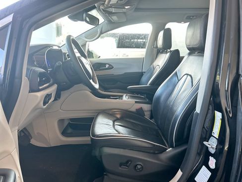 Used 2023 Chrysler Pacifica Limited FWD image 10