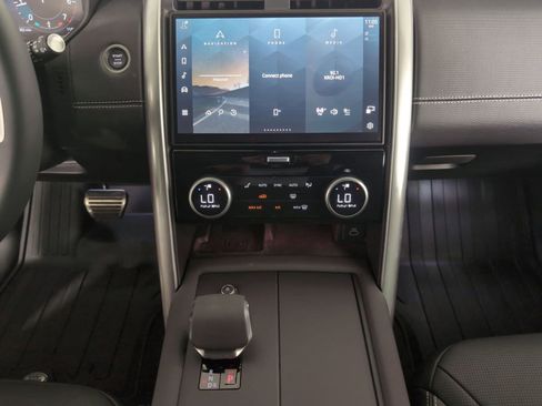 Certified 2025 Land Rover Discovery Dynamic SE image 20