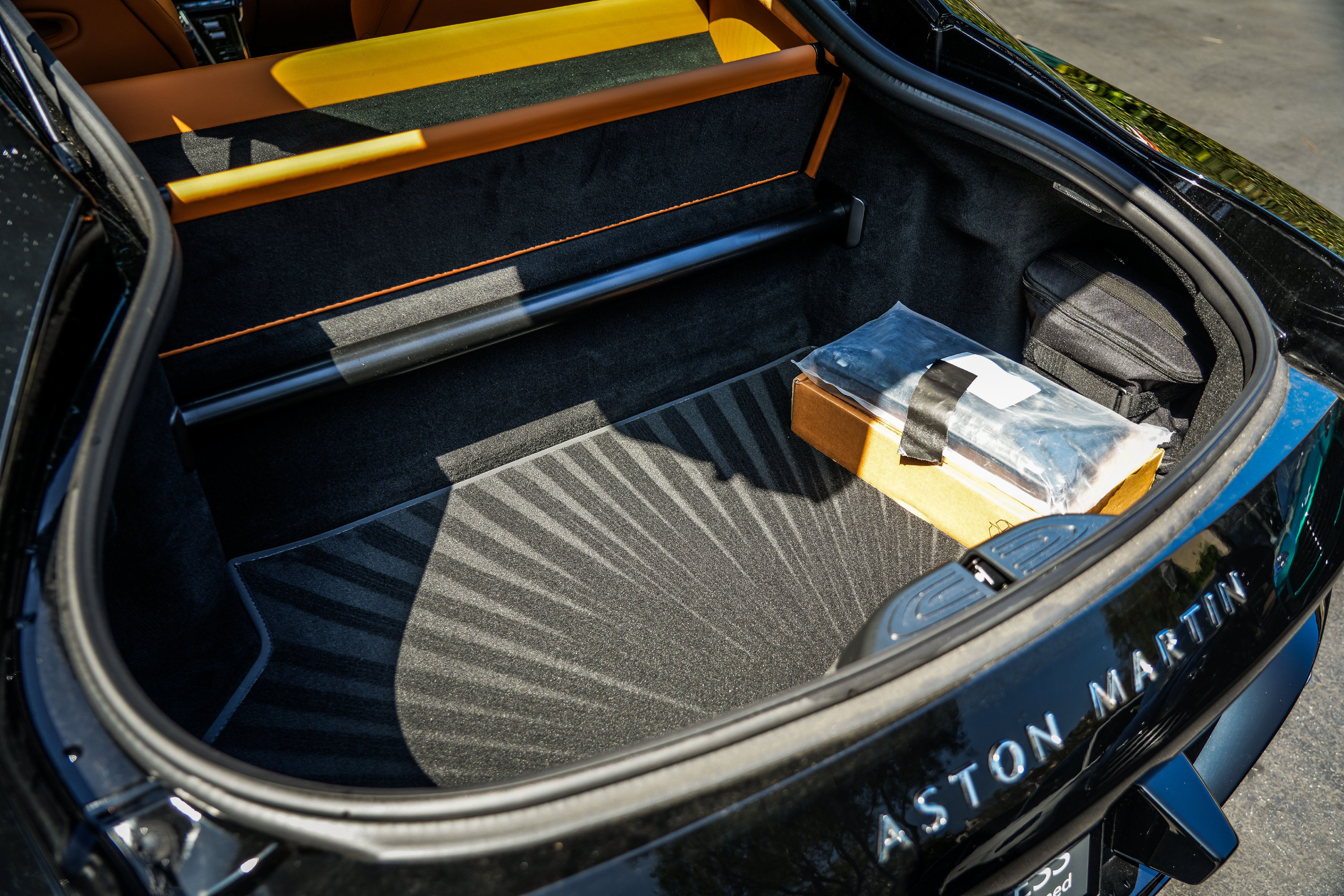 Used 2025 Aston Martin V8 Vantage Coupe RWD image 13