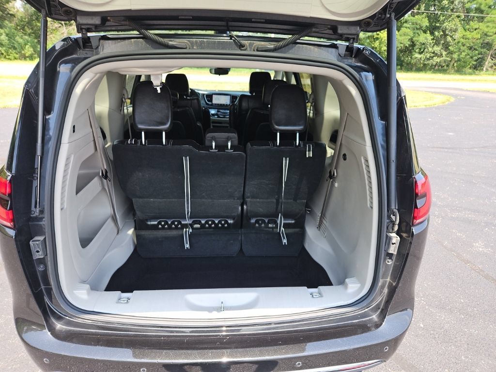 Used 2024 Chrysler Pacifica Touring-L FWD image 25