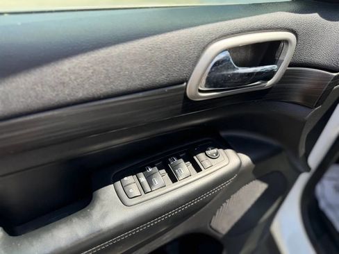 Used 2019 Jeep Grand Cherokee Laredo image 36