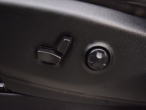 Used 2022 Chrysler Voyager LX image 25