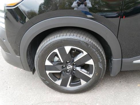 Certified 2025 Nissan Kicks SR image 9