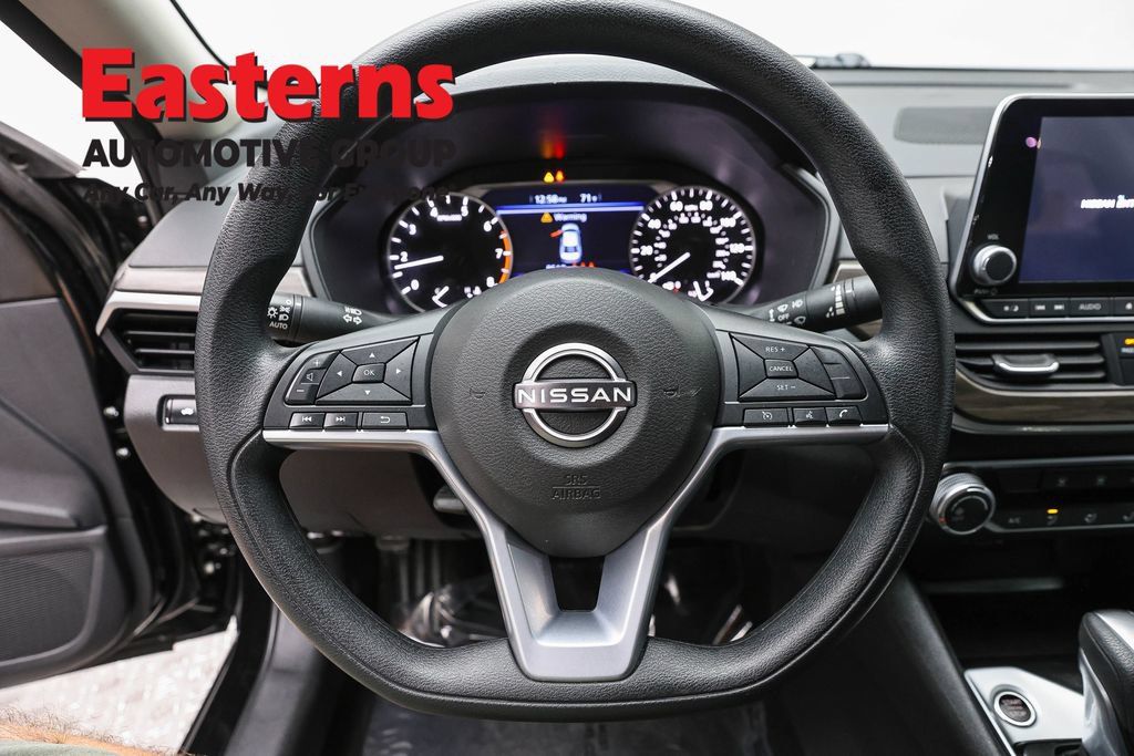 Used 2025 Nissan Altima 2.5 SV FWD image 12