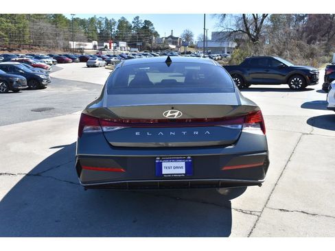 New 2026 Hyundai Elantra SE image 3