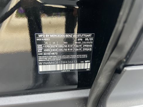 Used 2025 Mercedes-Benz GLB 250 image 37