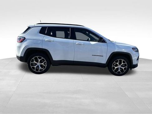 Used 2024 Jeep Compass Latitude image 2