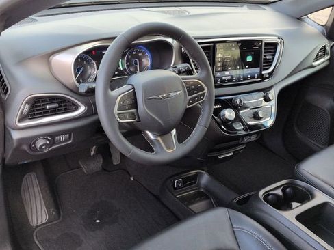 Certified 2025 Chrysler Pacifica Select image 11