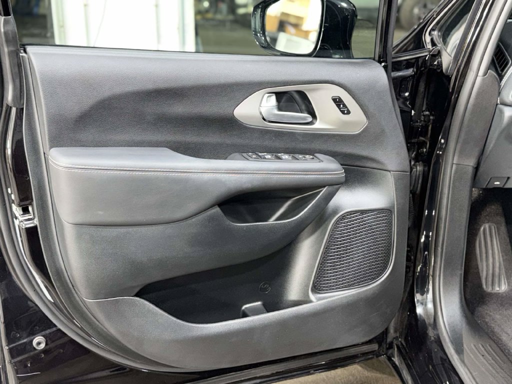 Used 2024 Chrysler Pacifica Limited w/ S Appearance Package AWD/4WD image 18