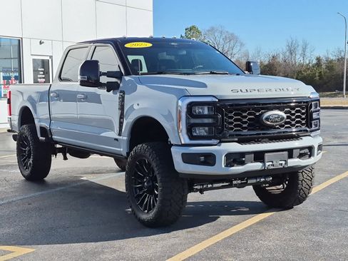 Used 2025 Ford F250 XLT w/ Black Appearance Package image 3