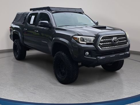 Used 2017 Toyota Tacoma TRD Sport w/ Premium & Technology Package AWD/4WD image 3