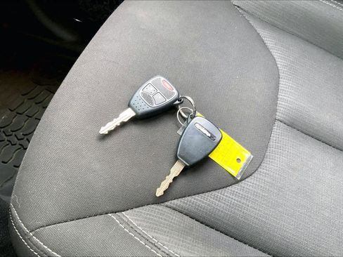 Used 2017 Jeep Wrangler Unlimited Rubicon w/ Connectivity Group image 15