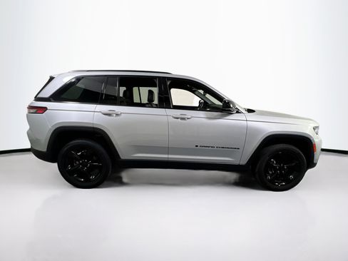 Used 2023 Jeep Grand Cherokee Altitude AWD/4WD image 4
