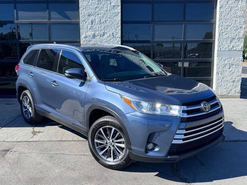 Used 2019 Toyota Highlander XLE FWD image 2