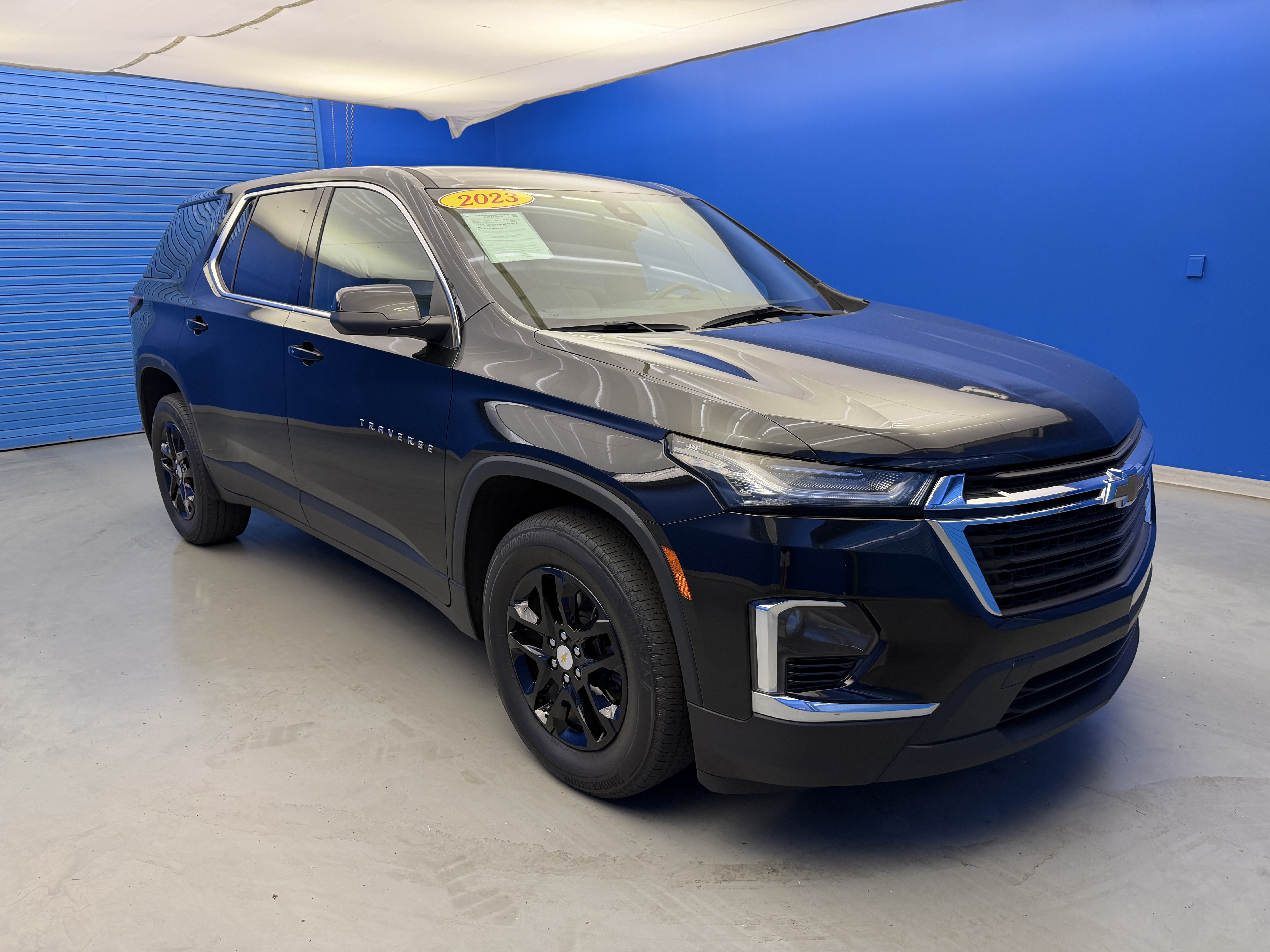 Used 2023 Chevrolet Traverse LS FWD image 2