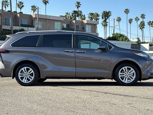 Certified 2023 Toyota Sienna Limited image 3