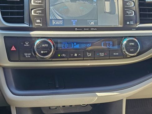 Used 2019 Toyota Highlander Limited Platinum AWD/4WD image 16