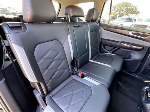 Used 2025 Volkswagen Atlas Peak Edition SE AWD/4WD image 22