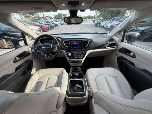 Used 2017 Chrysler Pacifica Touring-L Plus w/ Tire & Wheel Group FWD image 17