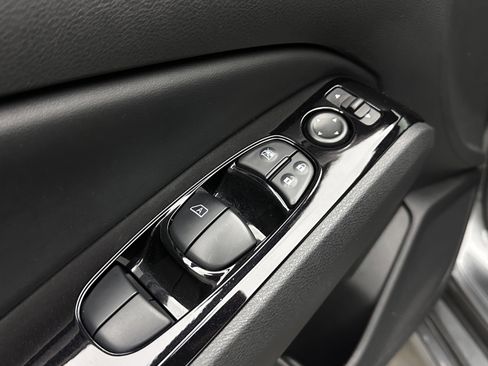 Used 2024 Nissan Altima 2.5 SR FWD image 11