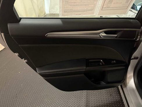 Used 2017 Ford Fusion SE w/ Fusion SE Technology Package image 23