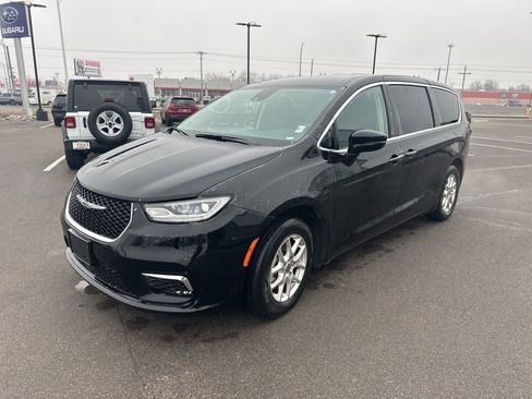 Used 2024 Chrysler Pacifica Touring-L image 3