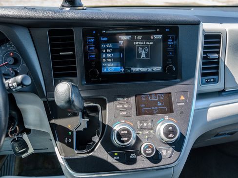 Used 2015 Toyota Sienna LE image 20