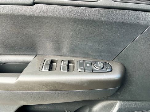 Used 2022 Kia Sportage LX image 17