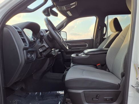 Used 2024 RAM 3500 Big Horn image 29