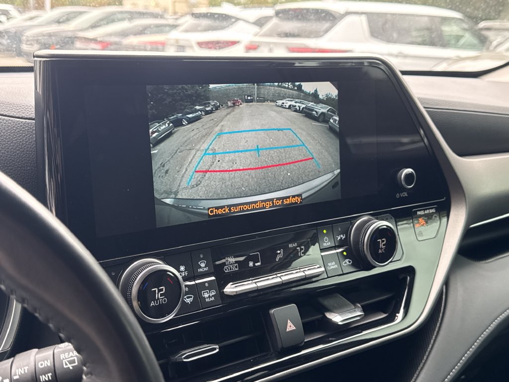 Used 2025 Toyota Highlander XLE FWD image 22