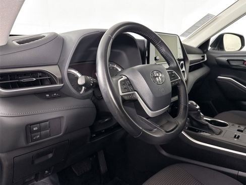 Used 2024 Toyota Highlander LE image 5