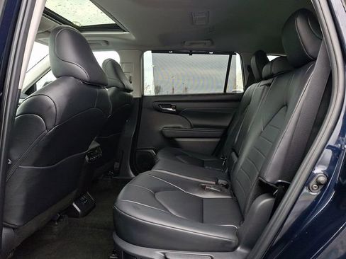 Used 2024 Toyota Highlander XLE image 11