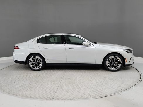 Used 2026 BMW 530i w/ Convenience Package RWD image 5